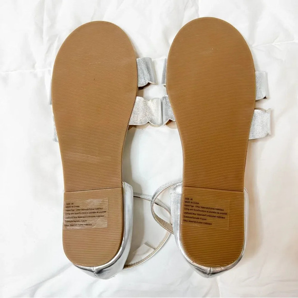 Janie and Jack Girls Never Worn Silver Scallop Sandals - Picture 3 of 5